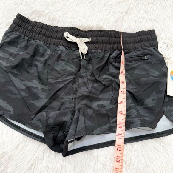 Women Vuori Clementine Performance Short Mid Rise Black Watercolor Camo Large - Picture 5 of 12